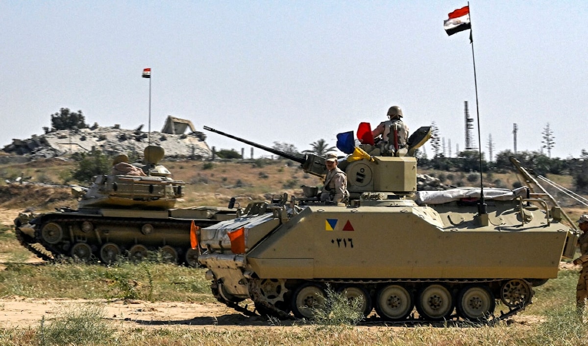 أعداد القوات المصرية «تفوق من حيث الكمّ والعتاد القوات الإسرائيلية الموجودة على الجهة الأخرى من الشريط الحدودي» (أ ف ب)