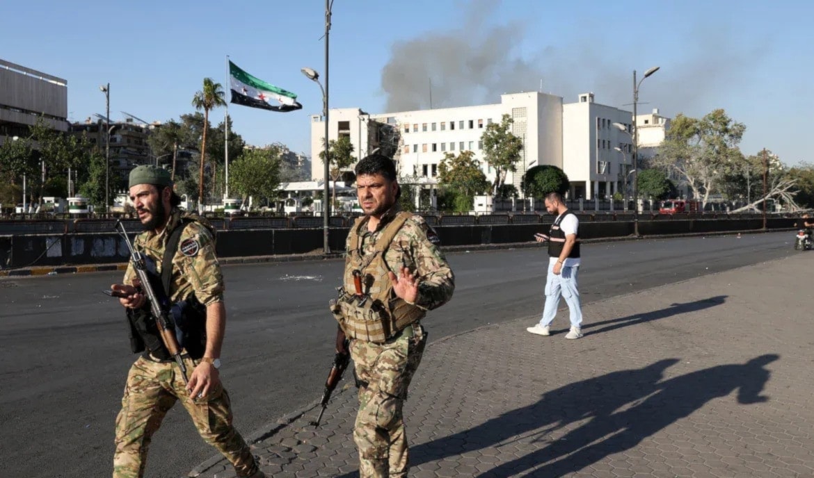 أبو قصرة: الوزارة بدأت بإعادة المتطوعين المنشقين منهم ودمجهم في تشكيلات الجيش العربي السوري (أ ف ب)