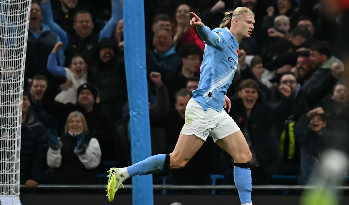 رفعَ النروجي رصيده إلى 98 هدفاً في 107 مباريات بالدوري الإنكليزي الممتاز (أ ف ب)