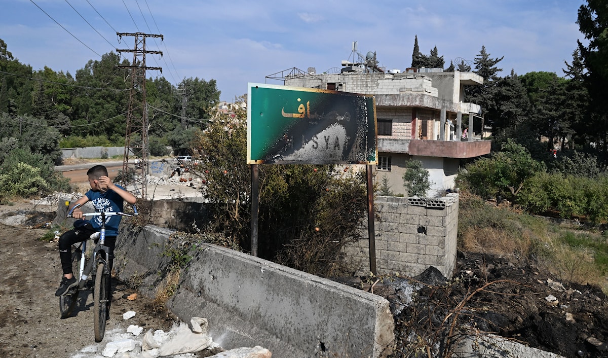 تتشارك عشرات العائلات في القرى الممتدة بين مصياف والسقيلبية مشاعر الخوف ذاتها (أ ف ب)