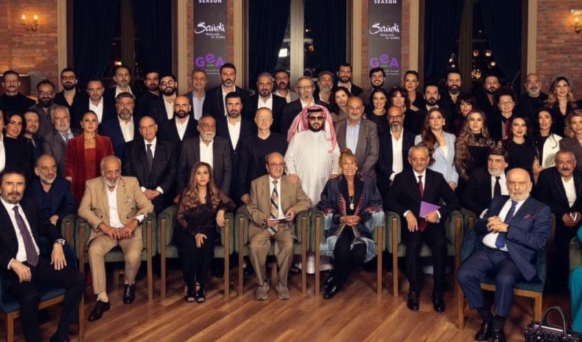 ضج الفضاء الرقمي بالصور والتعليقات بعدما نشر آل الشيخ صورة له مع النجوم السوريين