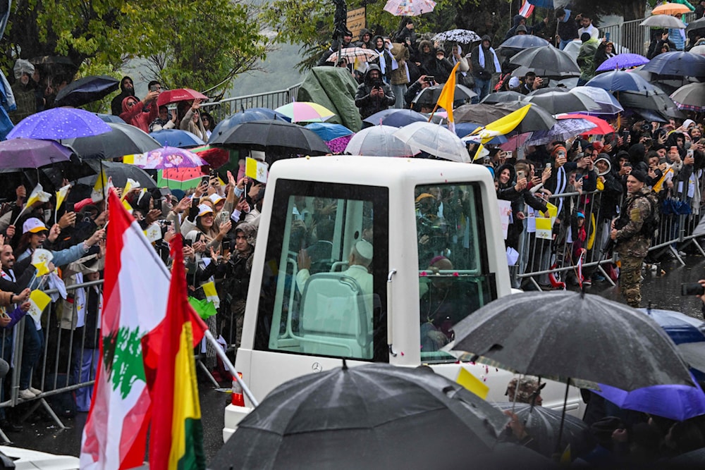 توجه موكب البابا إلى مزار سيدة لبنان في حريصا (أ ف ب)