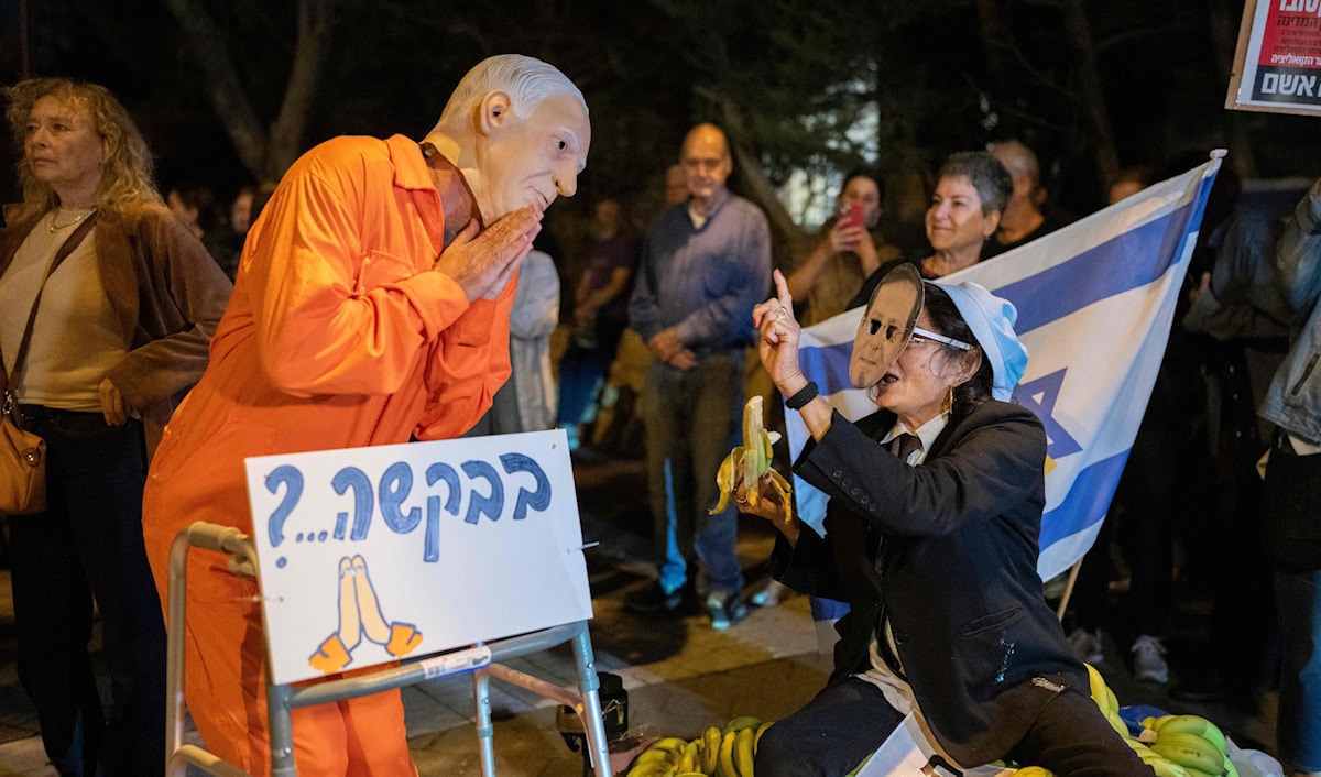 طلب نتنياهو العفو هو محطة فارقة، سيتحدّد مِن بَعدها ليس  مصير نتنياهو وحده، بل ملامح النظام السياسي الإسرائيلي برمّته (أ ف ب)