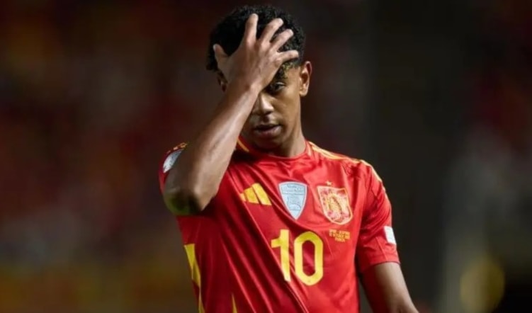 وُلِدَ جمال في منطقة روكافوندا الكاتالونية في إسبانيا من أب مغربي وأم من غينيا الاستوائية.