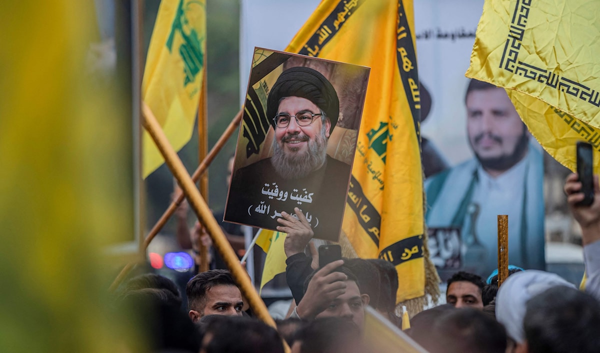 تظاهرة في بغداد احتجاجاً على «خطأ» إدراج «حزب الله» و«أنصار الله» على قائمة الإرهاب (أ ف ب)