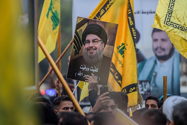 تظاهرة في بغداد احتجاجاً على «خطأ» إدراج «حزب الله» و«أنصار الله» على قائمة الإرهاب (أ ف ب)