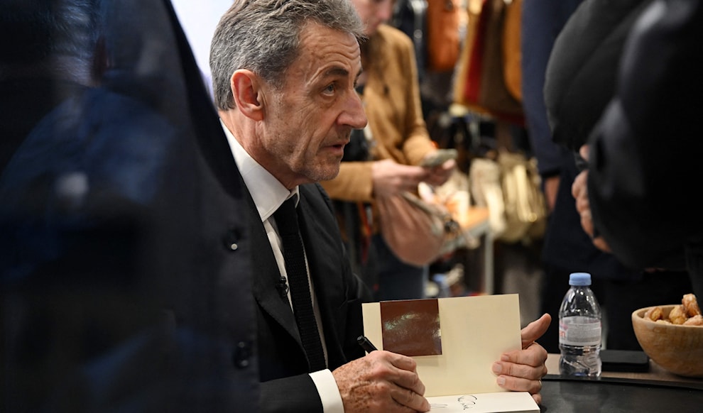 أصدر ساركوزي اليوم كتاباً عن تجربة الأسابيع الثلاثة في السجن (أ ف ب)