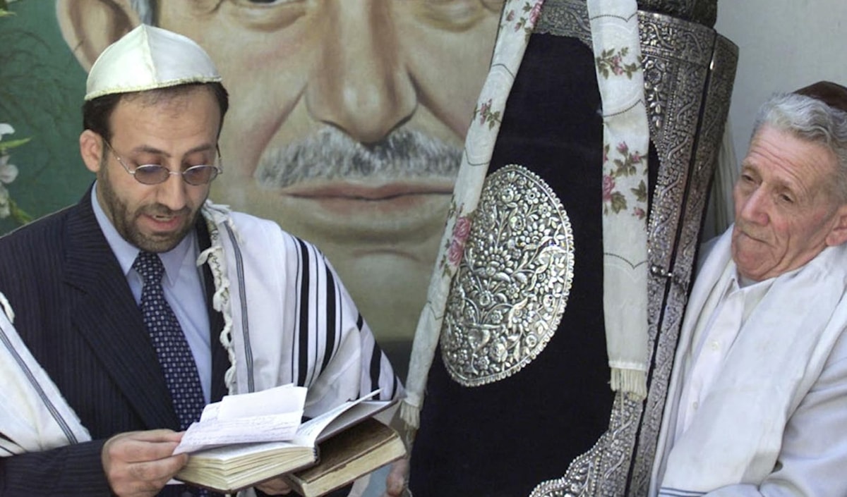 عام 1986 بطلب من الحاخام إبراهيم حمرا وافق الرئيس الأسد على مساواة اليهود ببقية المواطنين السوريين