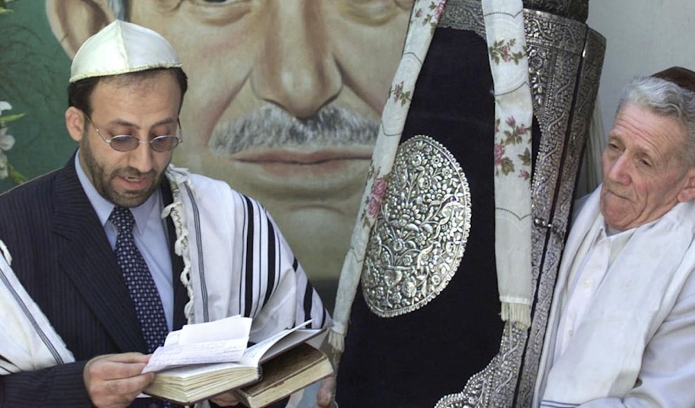 عام 1986 بطلب من الحاخام إبراهيم حمرا وافق الرئيس الأسد على مساواة اليهود ببقية المواطنين السوريين