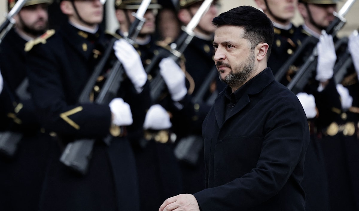 الرئيس الأوكراني فولوديمير زيلينسكي يصل إلى قصر الإليزيه في باريس (أ ف ب)