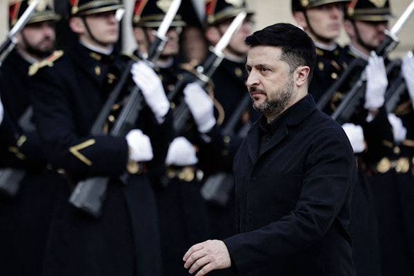 الرئيس الأوكراني فولوديمير زيلينسكي يصل إلى قصر الإليزيه في باريس (أ ف ب)