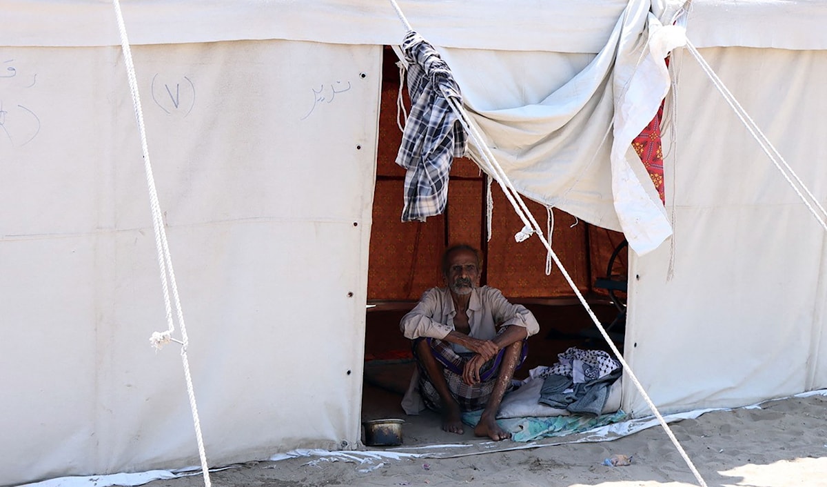 يمني يجلس في خيمة في مخيم «السلام» للنازحين داخلياً في عدن (أ ف ب)