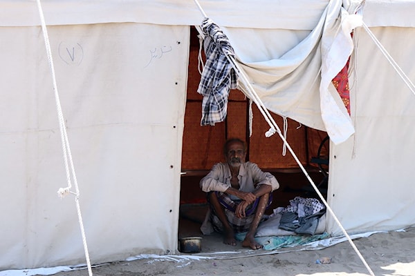 يمني يجلس في خيمة في مخيم «السلام» للنازحين داخلياً في عدن (أ ف ب)