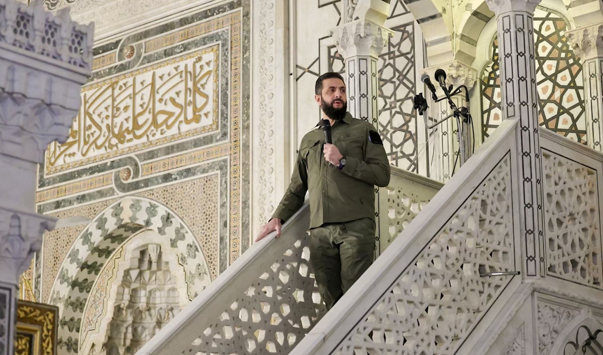 خرج آلاف السوريين إلى الشوارع احتفالاً بإلغاء العقوبات (أ ف ب)