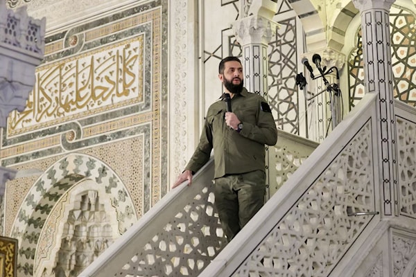 خرج آلاف السوريين إلى الشوارع احتفالاً بإلغاء العقوبات (أ ف ب)