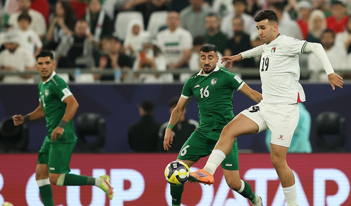 يأمل المنتخب الفلسطيني متابعة مغامرته الجميلة التي أوصلته إلى الأدوار الإقصائية للمرة الأولى في تاريخه.