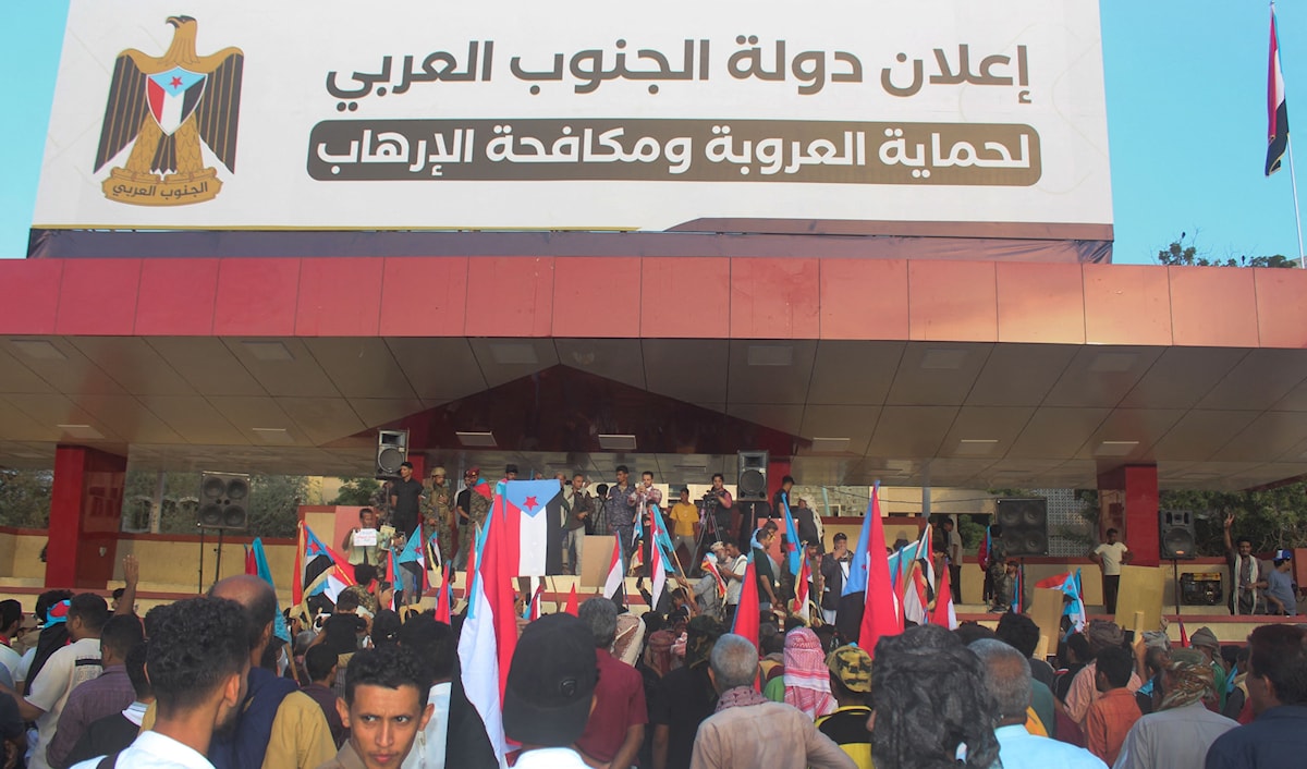 مناصرون لـ "الانتقالي" يحتفلون أمام أحد مقراته في عدن (أ ف ب)