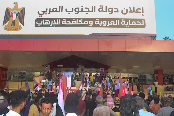 مناصرون لـ "الانتقالي" يحتفلون أمام أحد مقراته في عدن (أ ف ب)