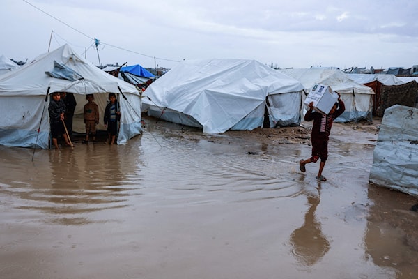 المطر حوّل مخيماً في حي الزيتون في مدينة غزة إلى مستنقع (أ ف ب)
