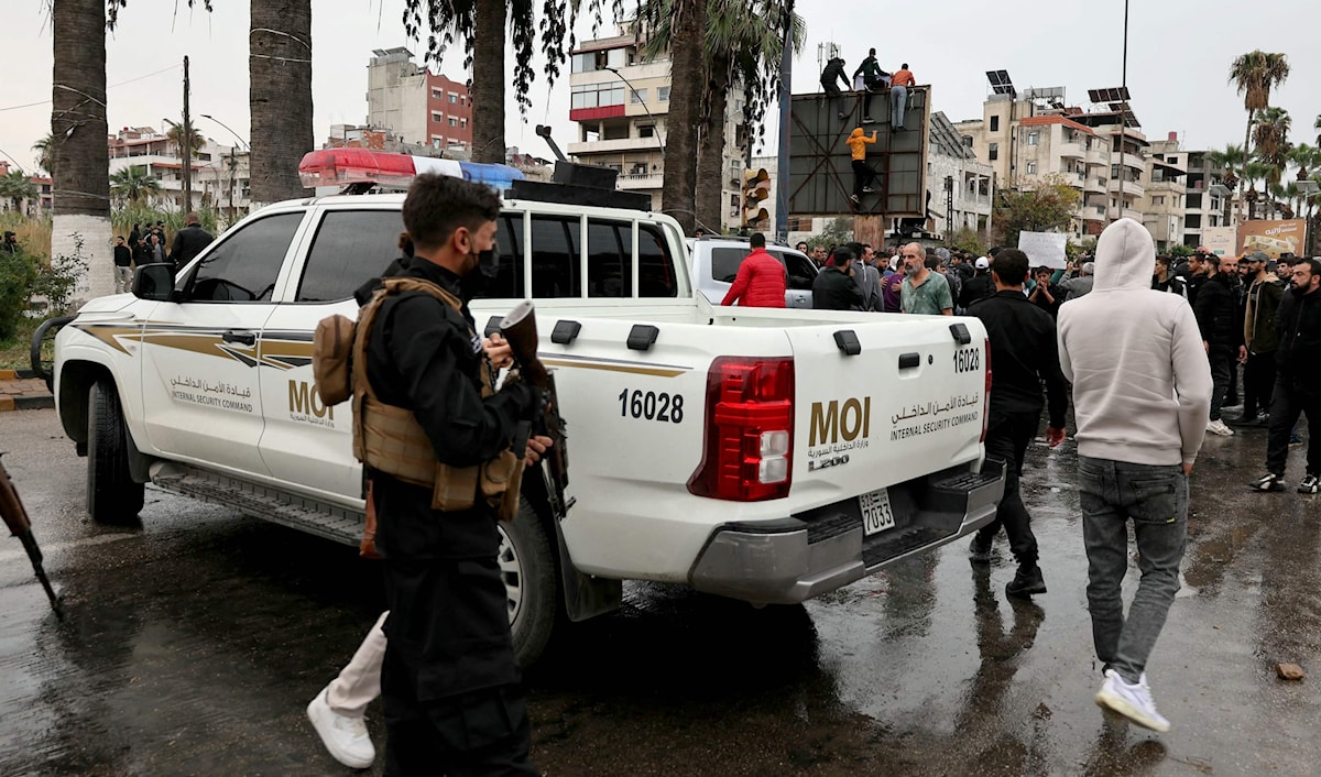 يشكّل إضراب الساحل، بحسب منظّميه، «محاولة لإعادة إدراج العلويين كطرف فاعل في النقاش السياسي» (أ ف ب)