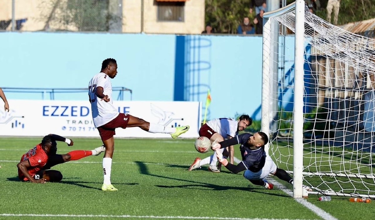 مسعود جمعة مهدراً فرصةً سهلة بمواجهة الحارس الصوري محمد بشارة (طلال سلمان)
