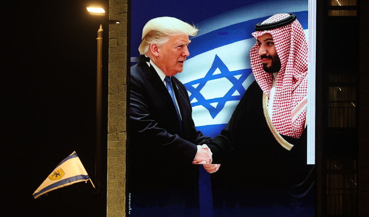 لم يعطِ ابن سلمان «شيكاً على بياض» لمضيفه ترامب في الثامن عشر من الشهر الماضي، بل رفع لافتة مشروطة (أ ف ب)