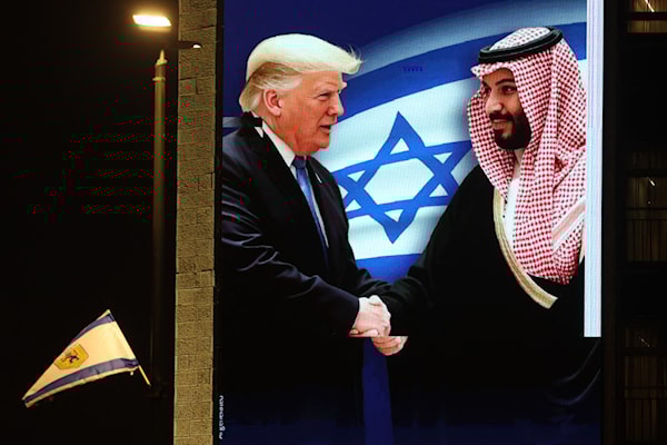 لم يعطِ ابن سلمان «شيكاً على بياض» لمضيفه ترامب في الثامن عشر من الشهر الماضي، بل رفع لافتة مشروطة (أ ف ب)