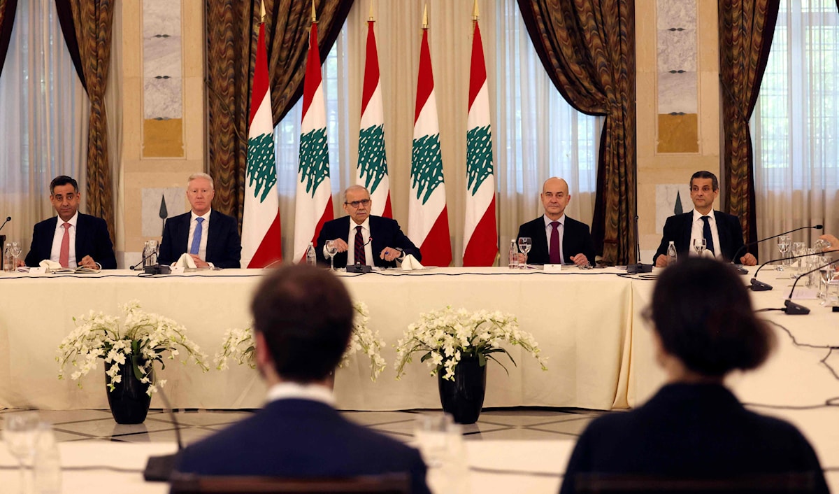 الرئيس نواف سلام والوزير يوسف رجي خلال اجتماع مع سفراء مجلس الأمن في السرايا (أ ف ب)