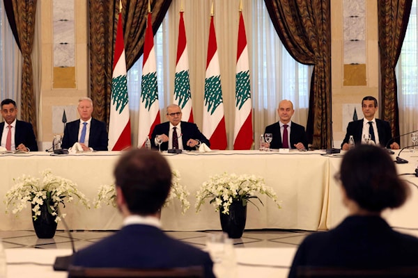 الرئيس نواف سلام والوزير يوسف رجي خلال اجتماع مع سفراء مجلس الأمن في السرايا (أ ف ب)