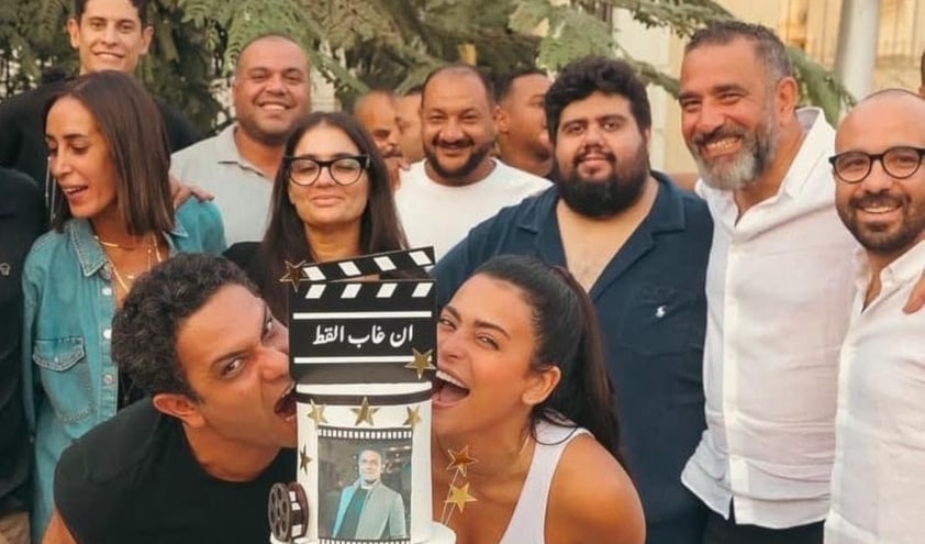 يجسّد آسر ياسين شخصيّتَي شقيقين توأم.