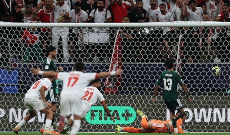 فازَ منتخب الأردن على منتخب السعودية (1-0) في نصف نهائي كأس العرب، وجاء الهدف عبر رنزار الرشدان.