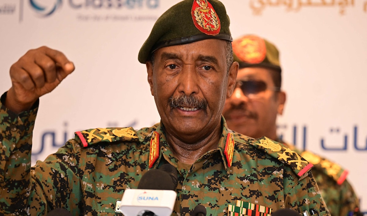 البرهان: مبادرة ولي العهد تهدف إلى «تحقيق السلام» (أ ف ب)