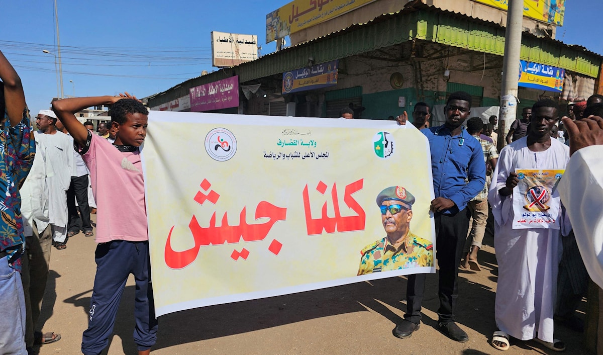أبدى البرهان استعداده للعمل مع الرئيس الأميركي لإنهاء الحرب في السودان (أ ف ب)