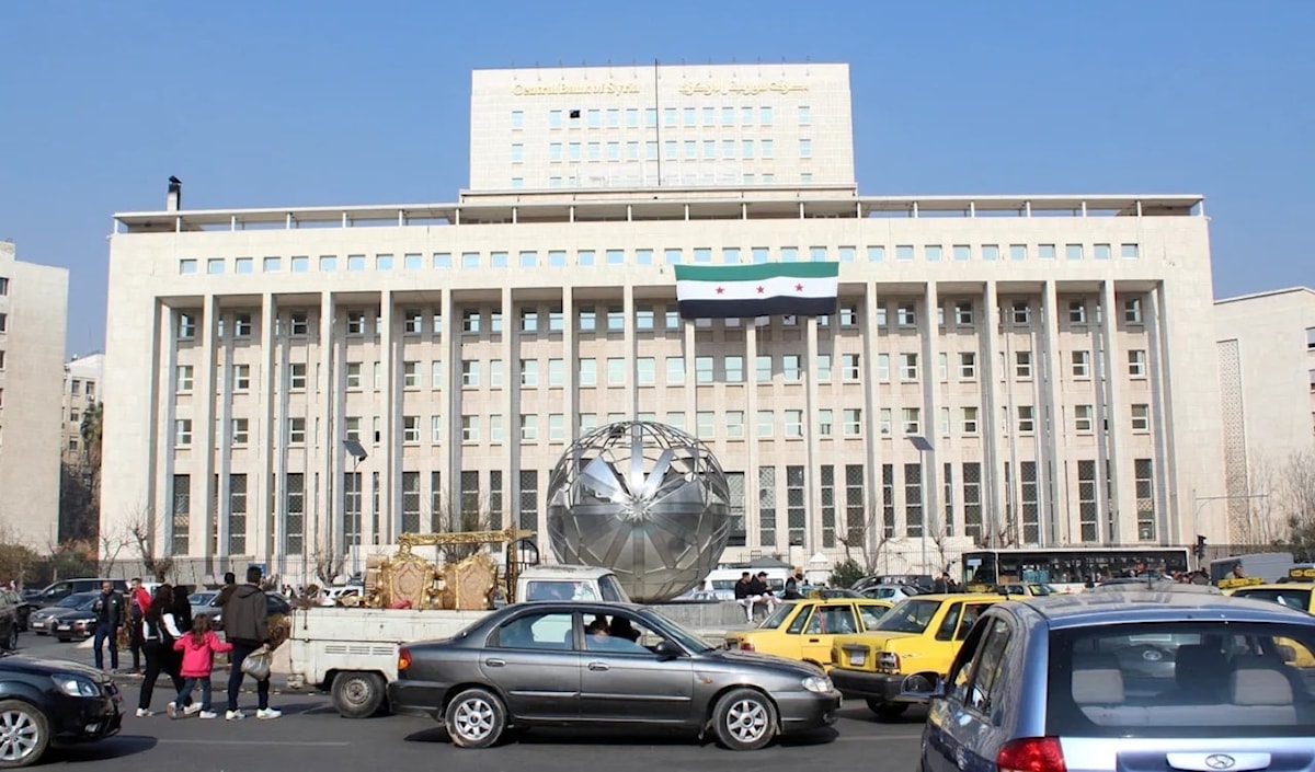 ينبغي قيام المصرف المركزي بوضع استراتيجية وطنية، هدفها إعادة هيكلة القطاع المصرفي (من الويب)