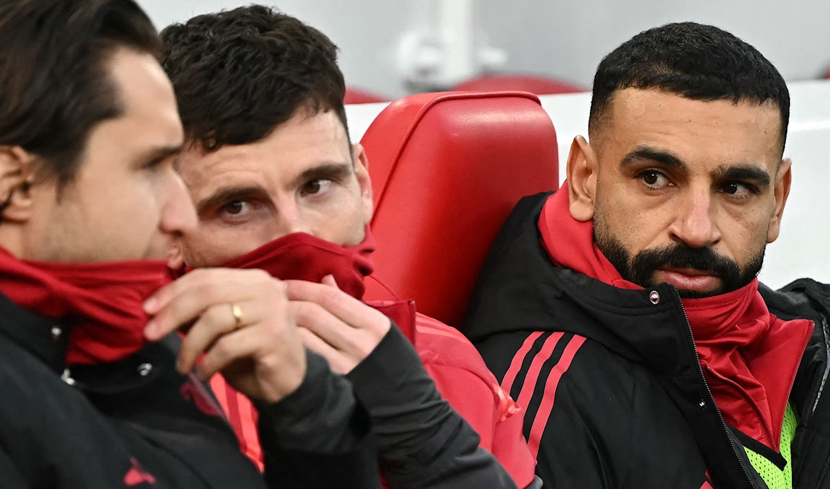 لاعبو منتخب مصر يلتفون حول صلاح