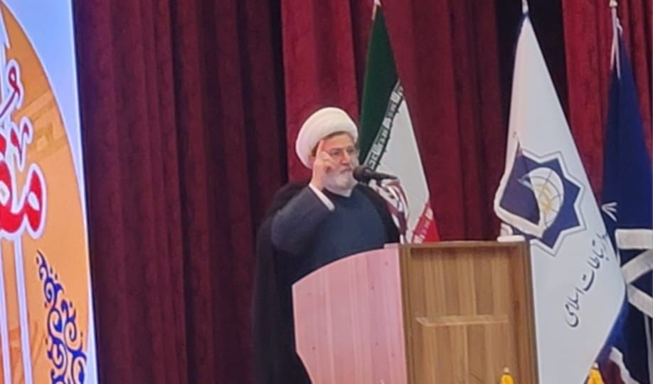 عضو المجلس المركزي في حزب الله الشيخ حسن البغدادي خلال مشاركته باحتفال «جائزة الإمام الخميني» في طهران (العلاقات الإعلامية)