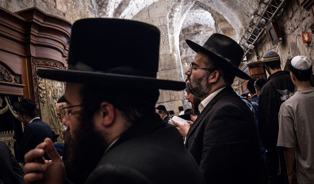 تضغط الأحزاب الدينية لتشريع قانون الإعفاء في أقرب وقت (أ ف ب)