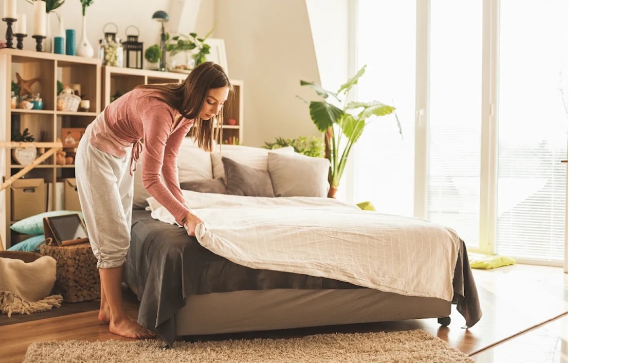 هل يمكن أن يضرّ ترتيب السرير بصحتك؟