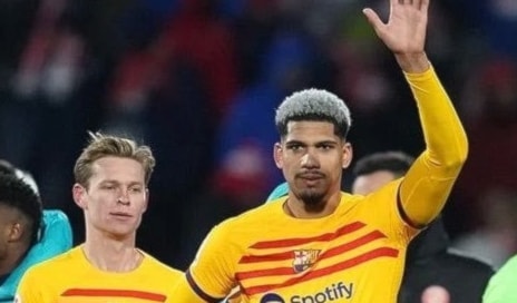 يعاني الدولي الهولندي من «حمّى»، فيما يغيب قلب الدفاع الأوروغوياني بسبب «مسألة شخصية».