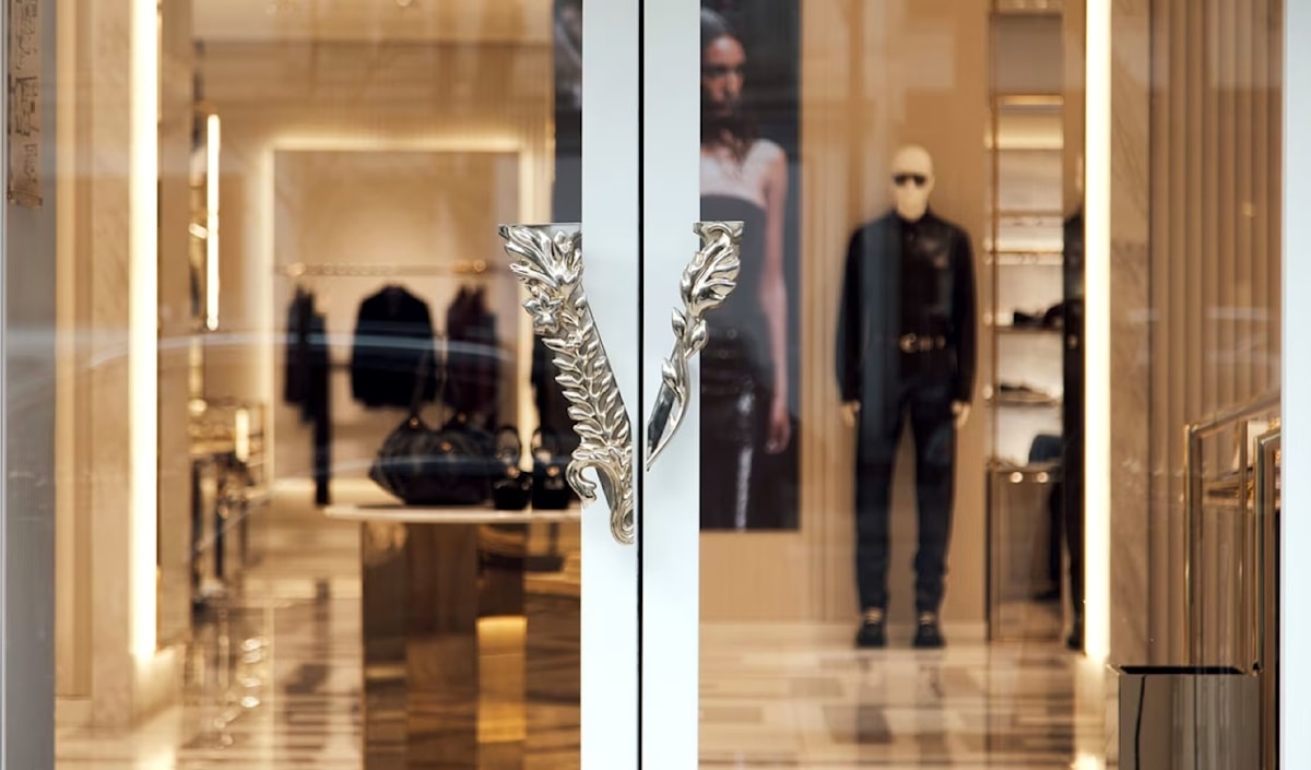 تزامنت الصفقة مع عيد ميلاد مؤسّس الدار الراحل جياني فيرساتشي