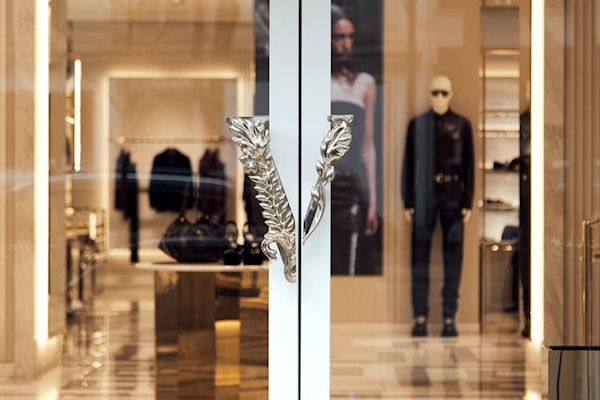 تزامنت الصفقة مع عيد ميلاد مؤسّس الدار الراحل جياني فيرساتشي