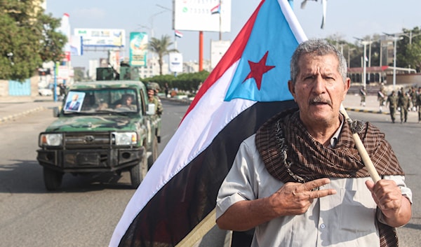 يمني يحمل علم الانفصال في الذكرى 58 لاستقلال جنوب اليمن عن الحكم البريطاني، خلال احتفالات في عدن (أ ف ب)