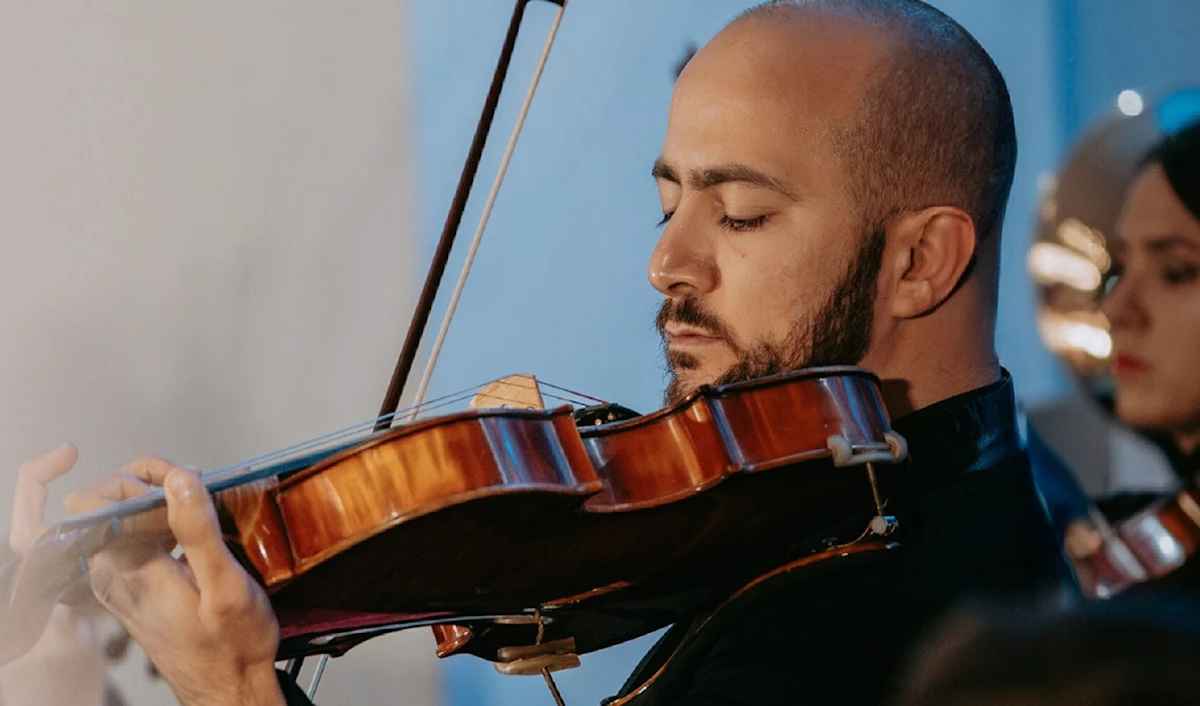 الموسيقى تعانق الفن التشكيلي