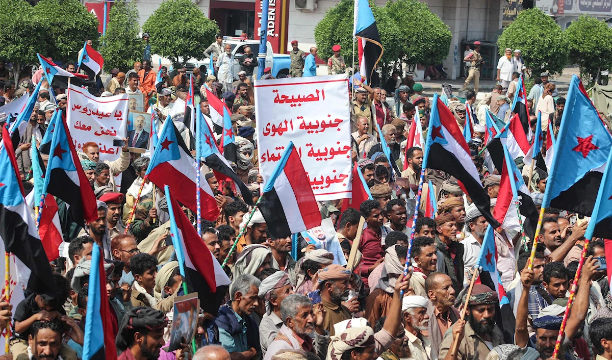 مؤيدون لـ «الانتقالي الجنوبي» خلال تظاهرة في عدن (أ ف ب)