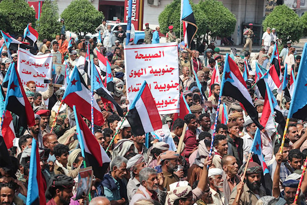 مؤيدون لـ «الانتقالي الجنوبي» خلال تظاهرة في عدن (أ ف ب)