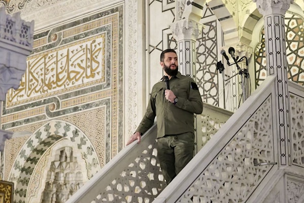 بدا الشرع مكتوف اليدين، بل واللسان، حيال «الجموح» الإسرائيلي الذي استباح الجنوب السوري  (أ ف ب)