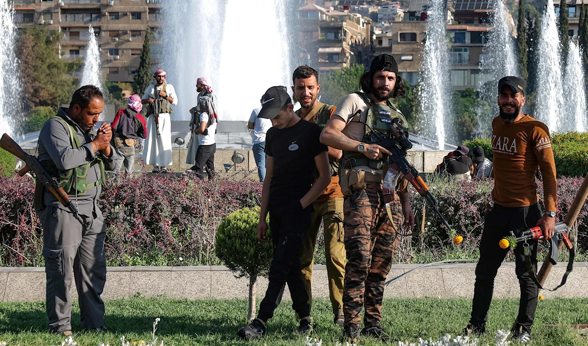 ثمة جهود محدودة تبذلها وزارتا الدفاع والداخلية لبناء قوة مركزية، لكنّها تتقاطع مع مساعٍ موازية للفصائل (أ ف ب)