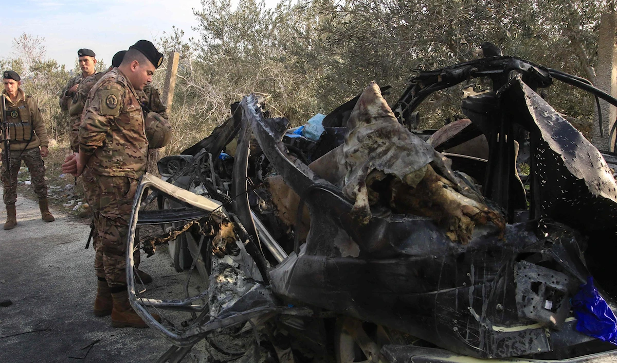 سيارة استهدفها العدو الإسرائيلي في بلدة القنيطرة الجنوبية، أول أمس (أ ف ب)