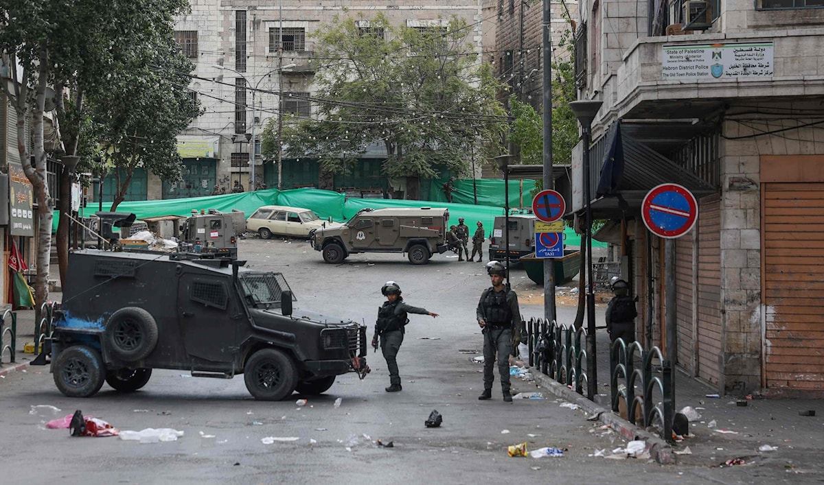 «الإغلاق يحول دون تنقّل سكان 13 قرية فلسطينية» (أ ف ب)