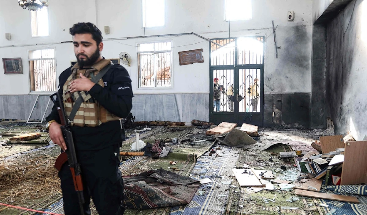 أحد عناصر الأمن العام داخل المسجد الذي تعرّض للتفجير في حمص (أ ف ب)